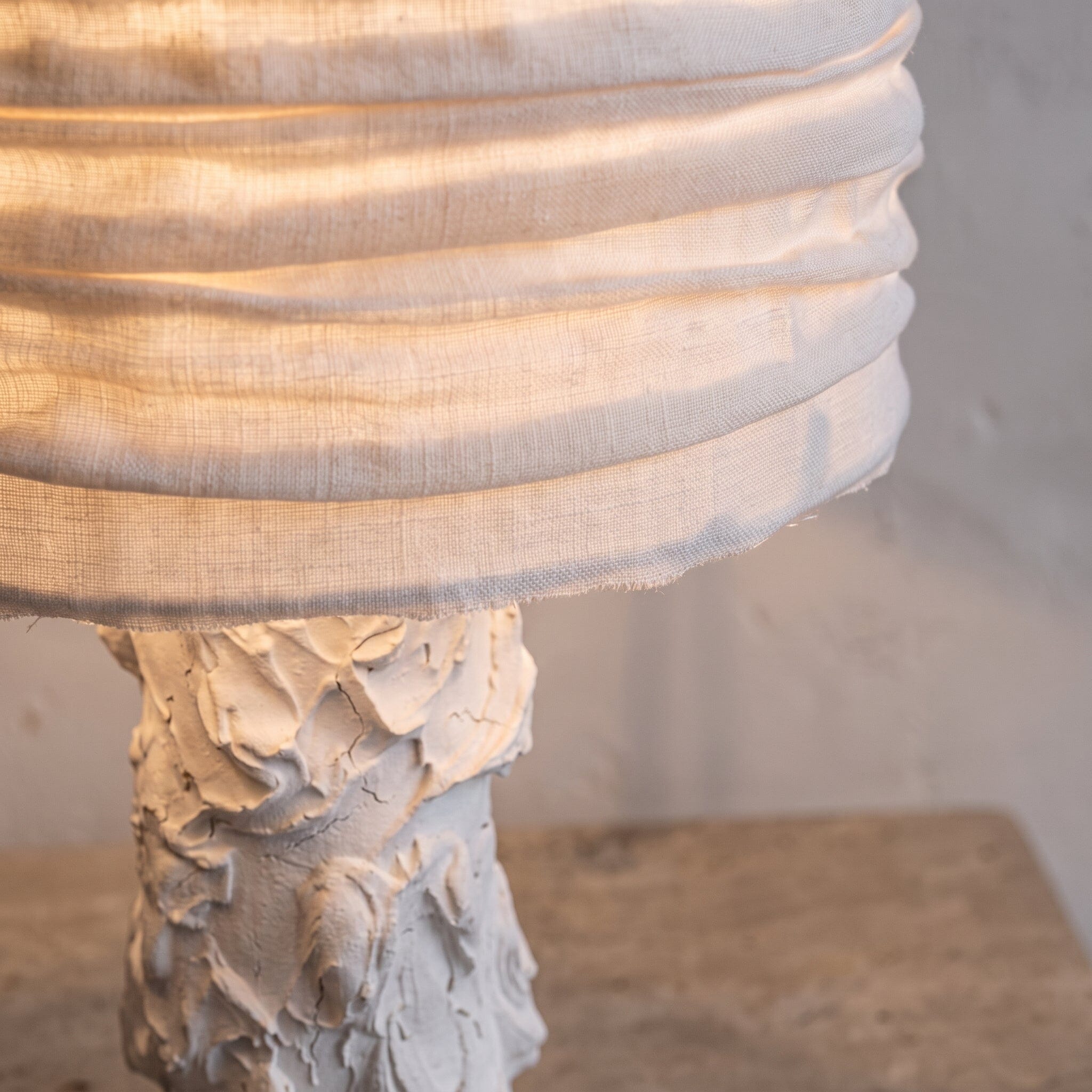 Abajur Cerâmica Fria e Linho Branco Luminárias Ateliê MMassuci 