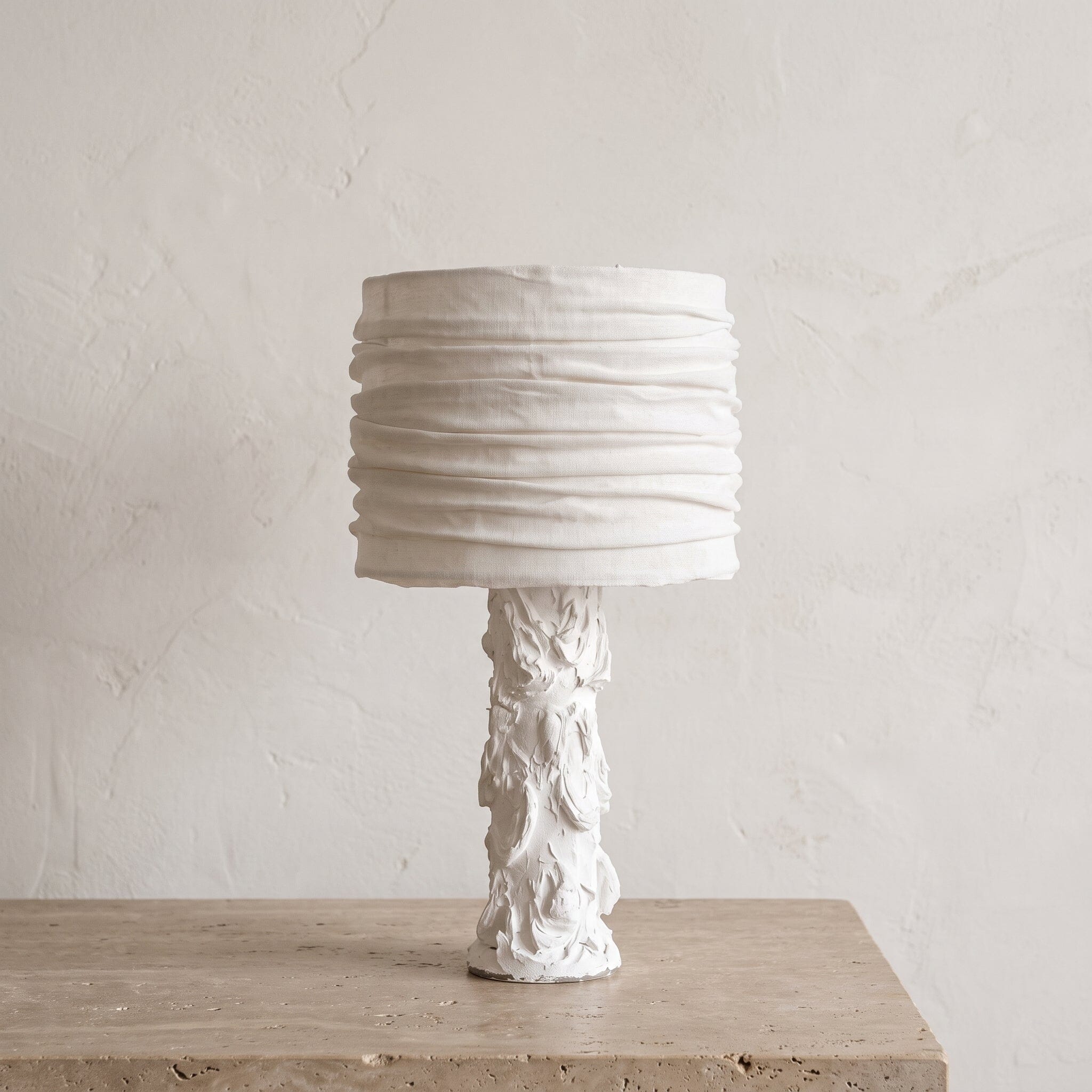 Abajur Cerâmica Fria e Linho Branco Luminárias Ateliê MMassuci 60cm x 30cm 