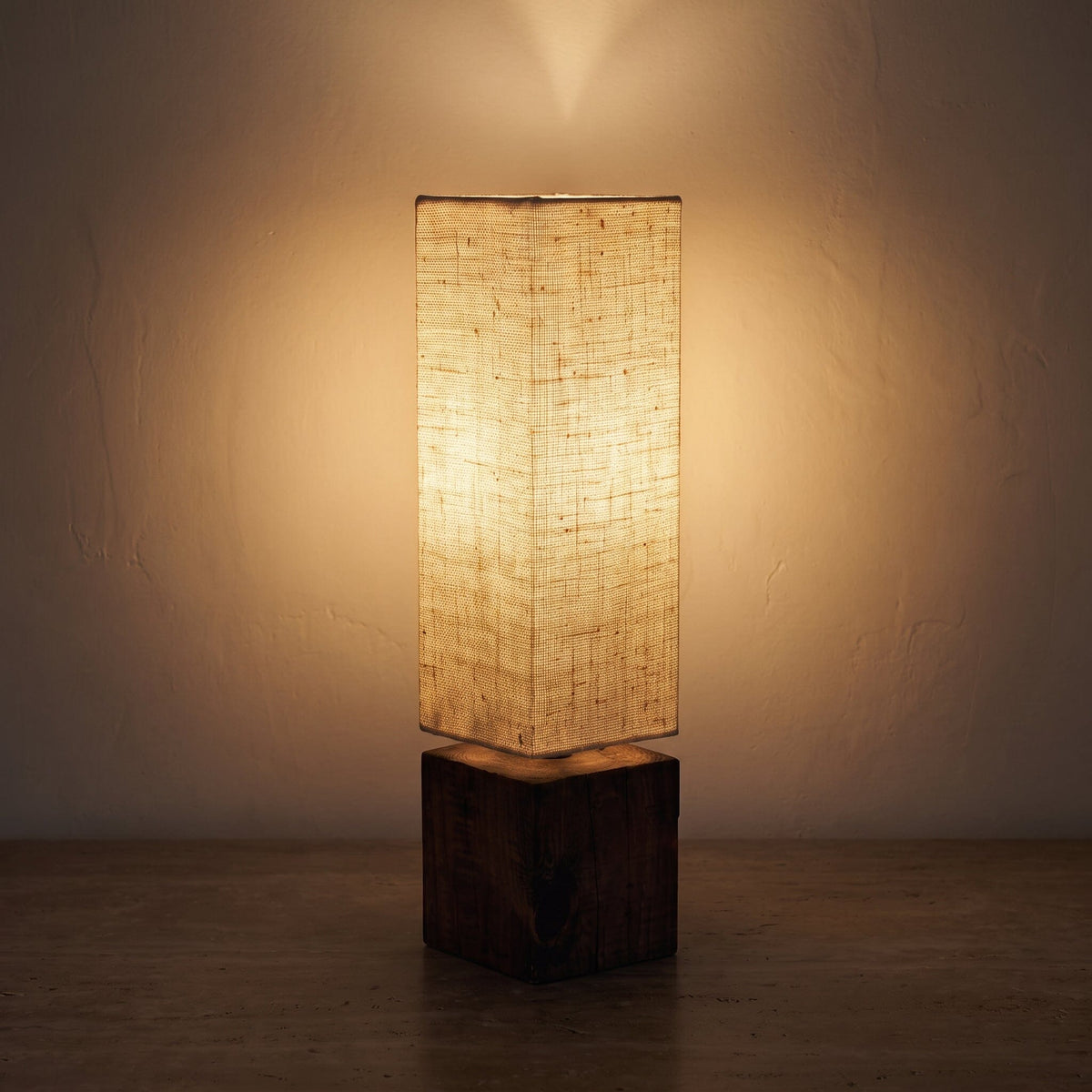 Abajur Linho e Madeira Farol Luminárias Ateliê MMassuci 