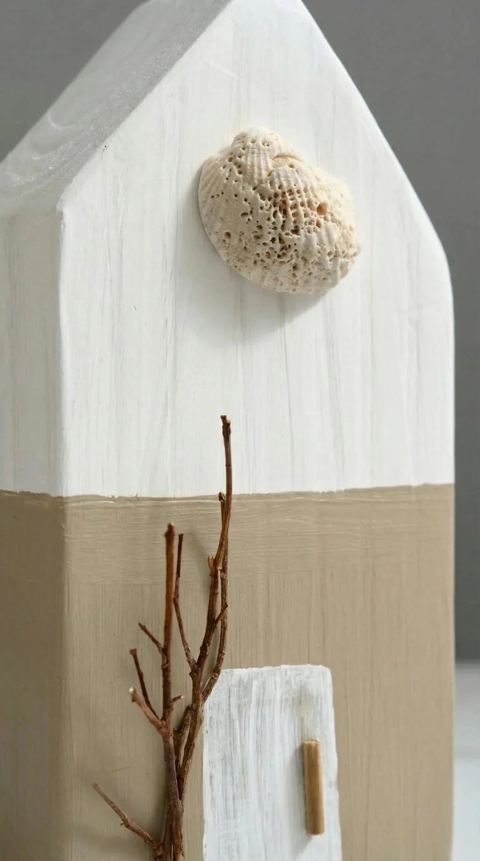 Casa Bege com Galho e Concha - Ateliê MMassuci