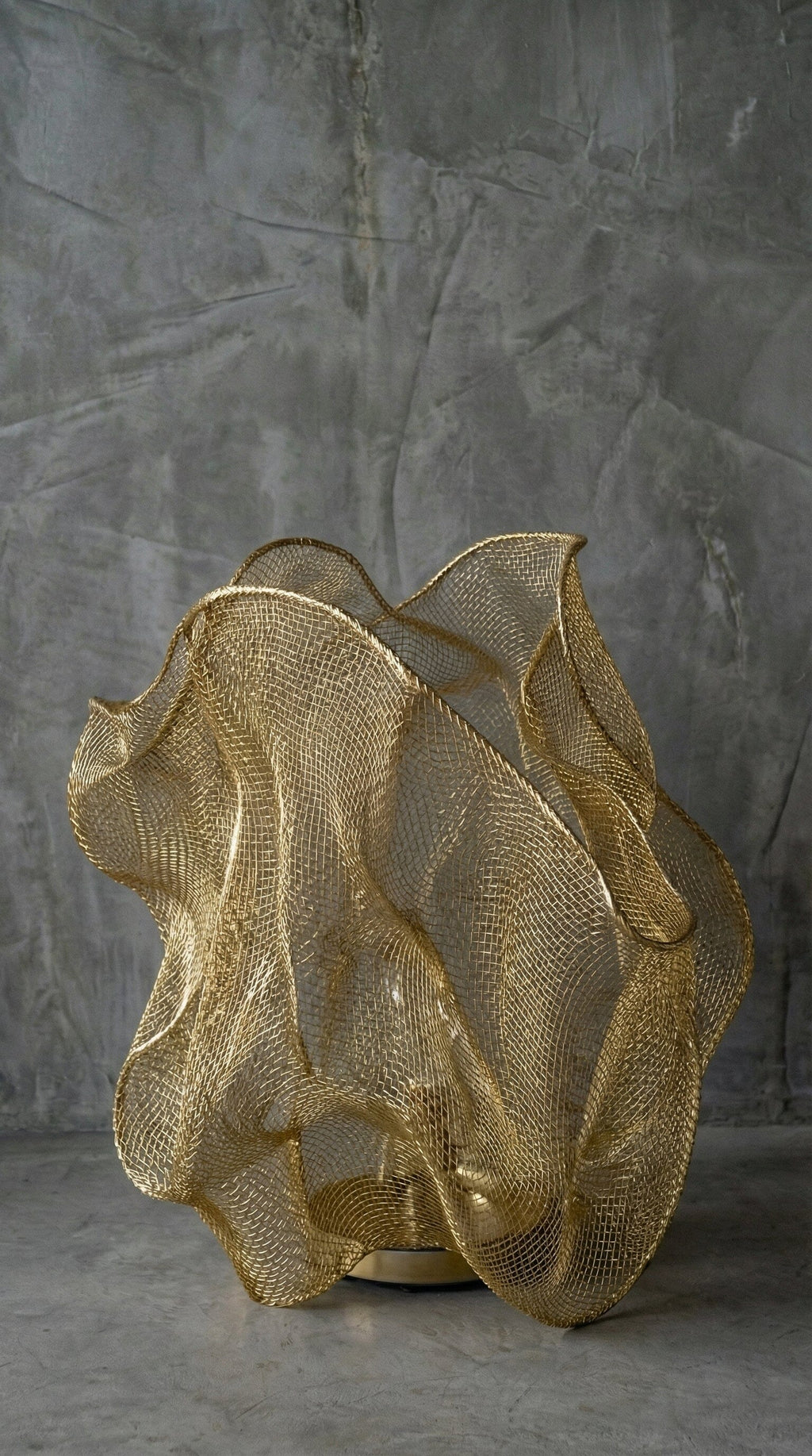Luminária Chão Flow Lótus Luminárias MMassuci Dourada 30cm 