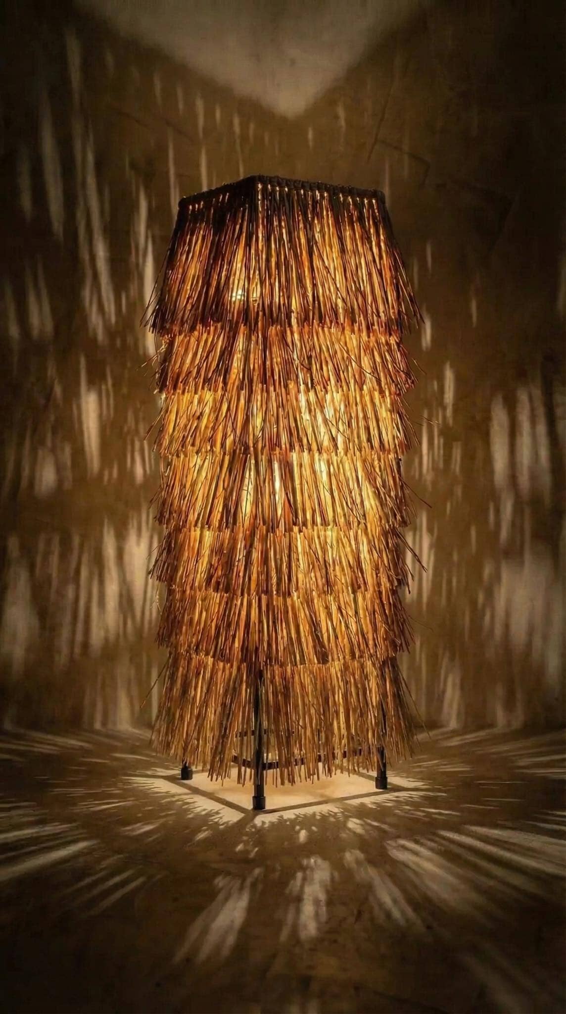 Luminária Chão Torre Palha Luminárias MMassuci 