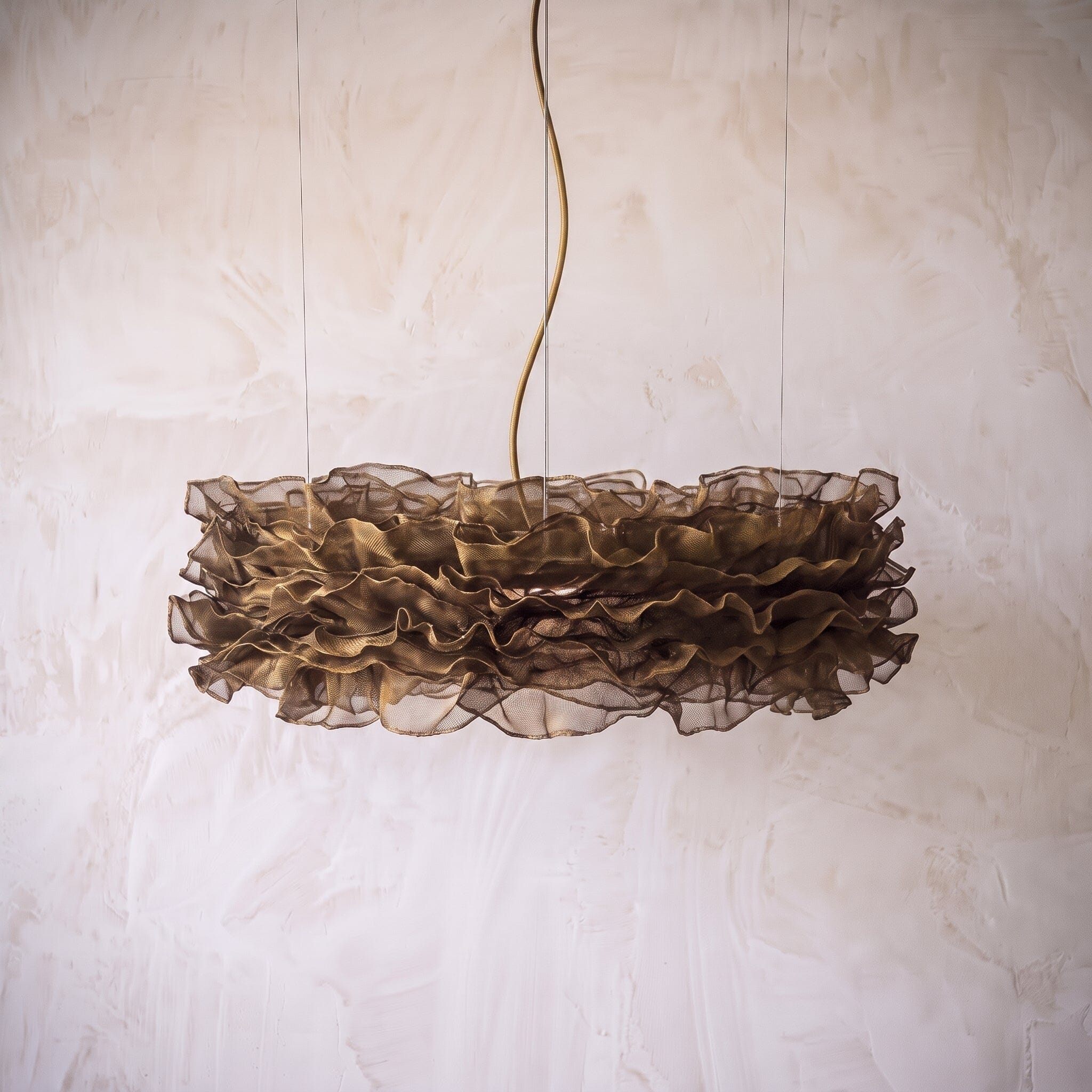 Luminária Pendente Flow Bruma Luminárias Ateliê MMassuci Dourada 60cm x 30cm 