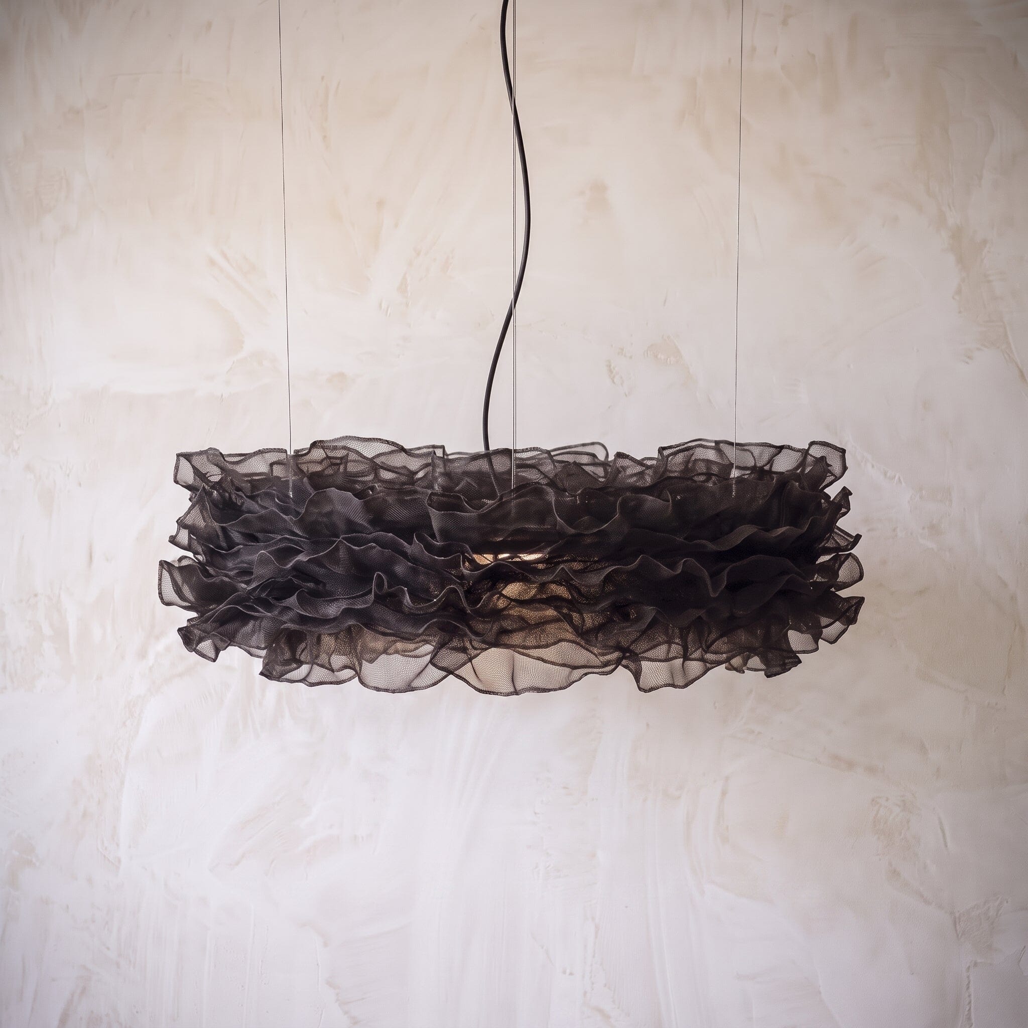 Luminária Pendente Flow Bruma Luminárias Ateliê MMassuci Preto 60cm x 30cm 