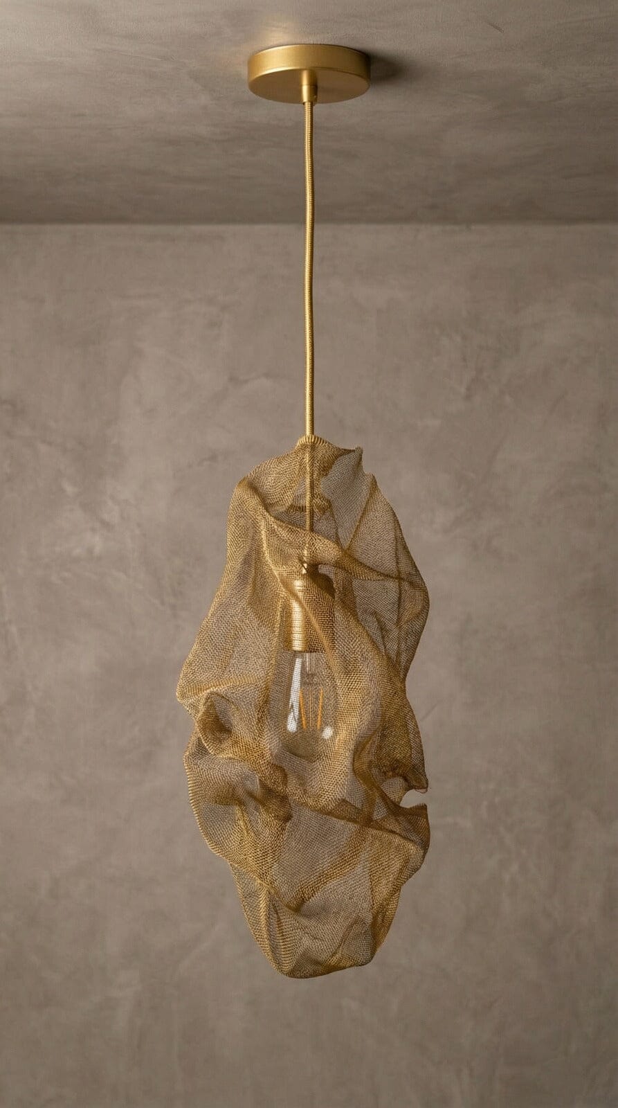 Luminária Pendente Flow Casulo Luminárias MMassuci Dourada 20cm 