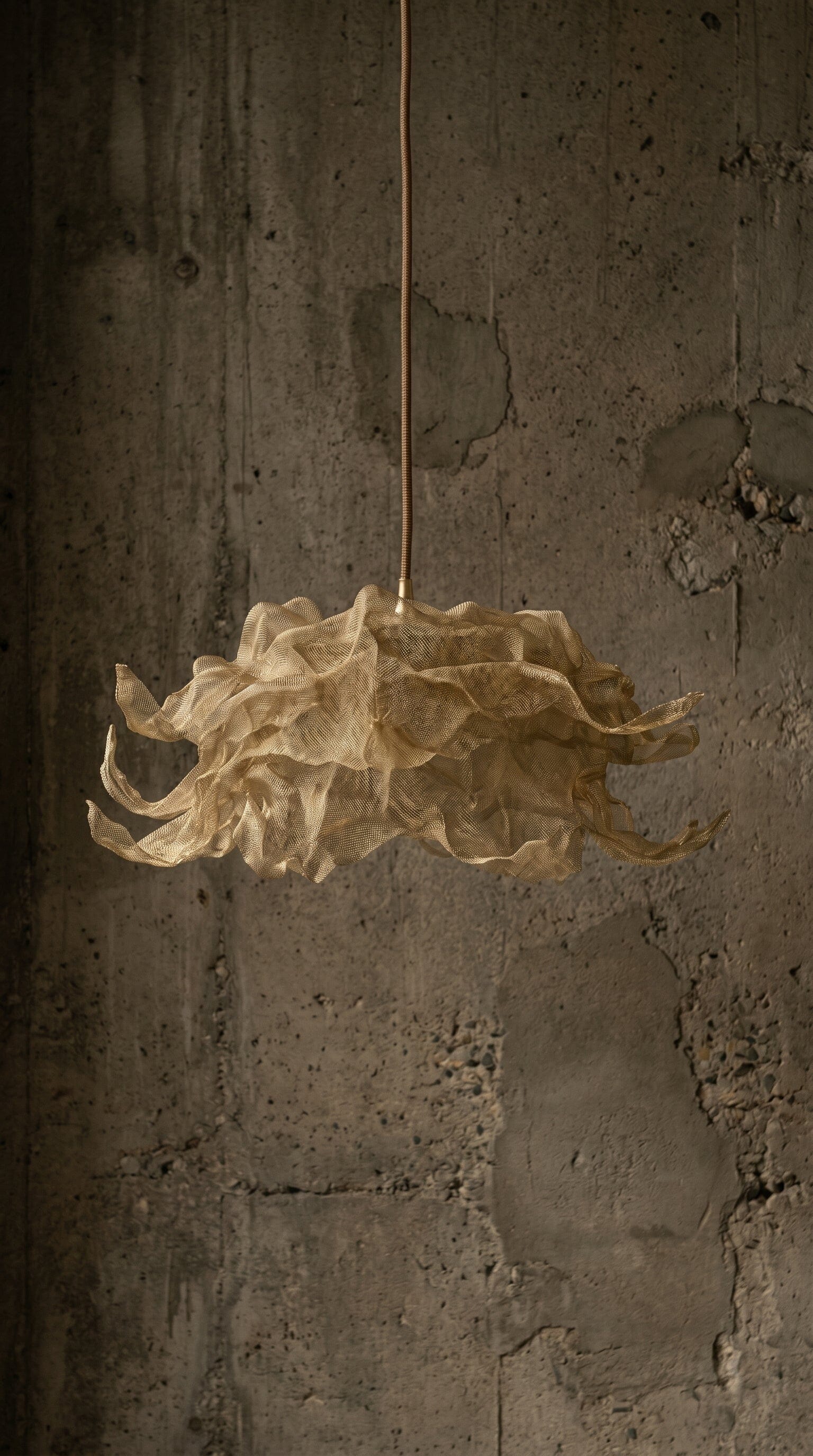 Luminária Pendente Flow Luminárias MMassuci 60cm diâmetro Dourada 