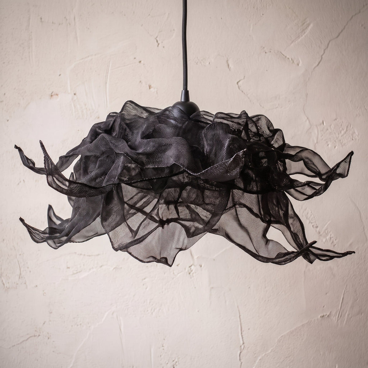 Luminária Pendente Flow Luminárias MMassuci Preto Absoluto 30cm diâmetro 