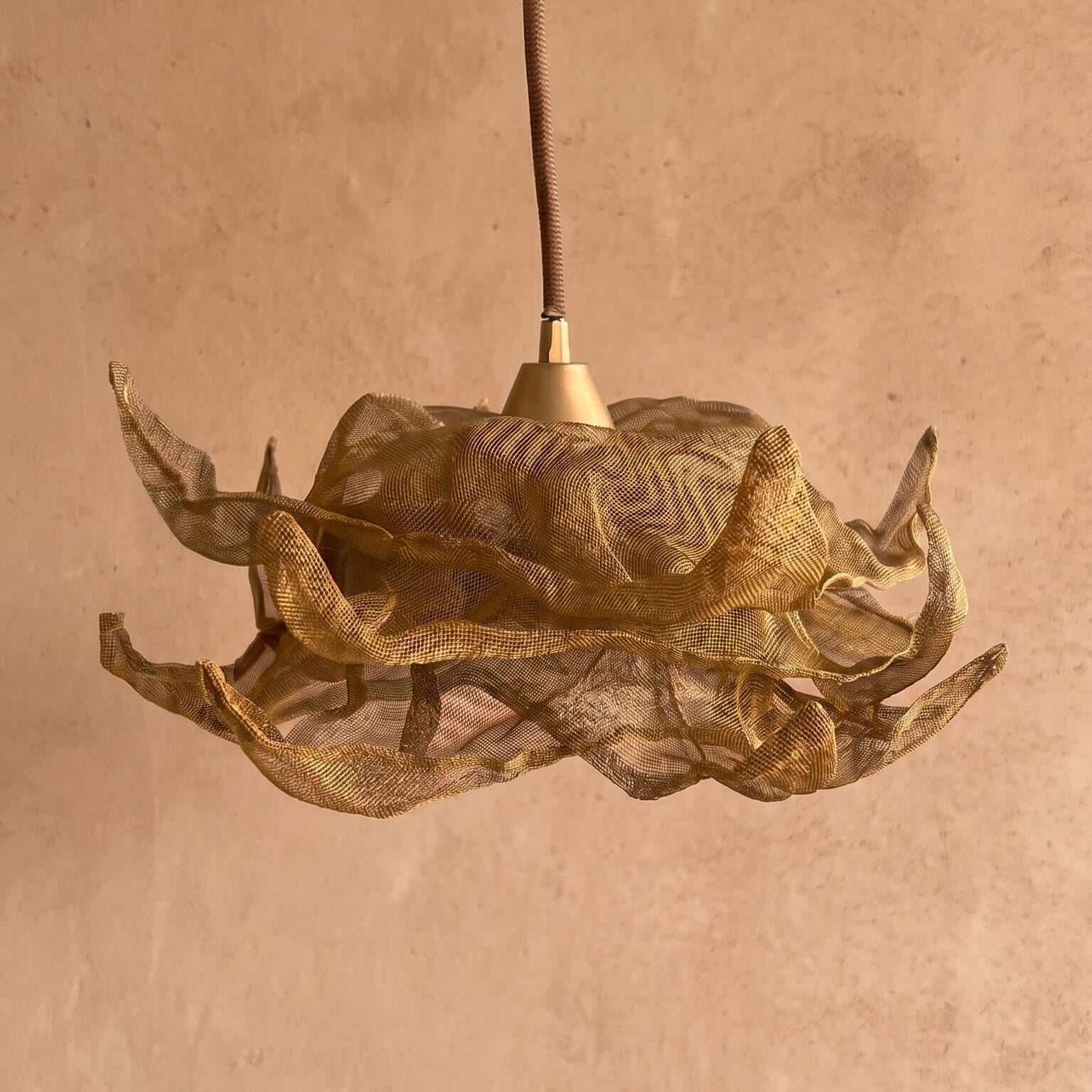 Luminária Pendente Mini Flow Luminárias MMassuci Dourada 30cm 