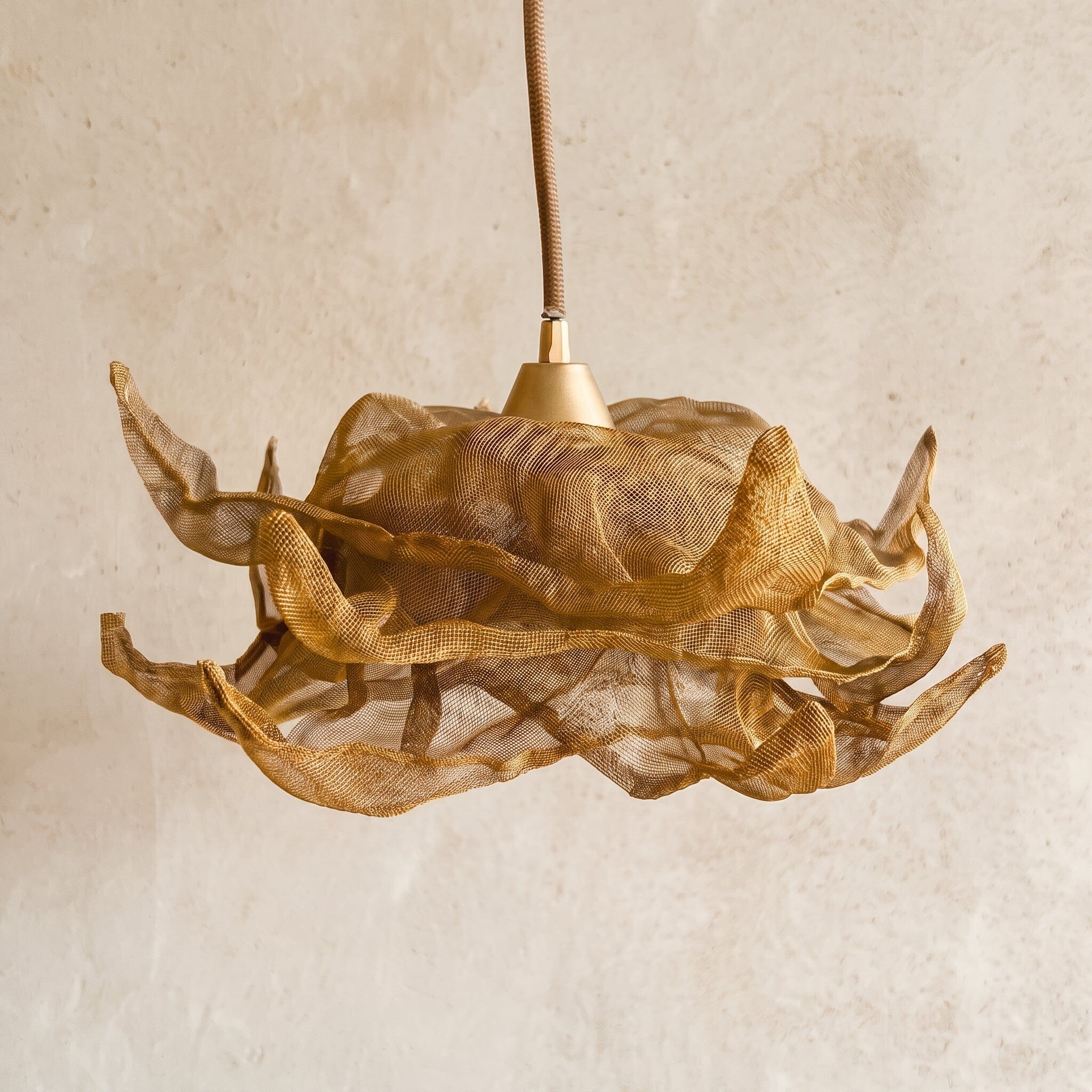 Luminária Pendente Mini Flow Luminárias MMassuci Dourada 30cm 
