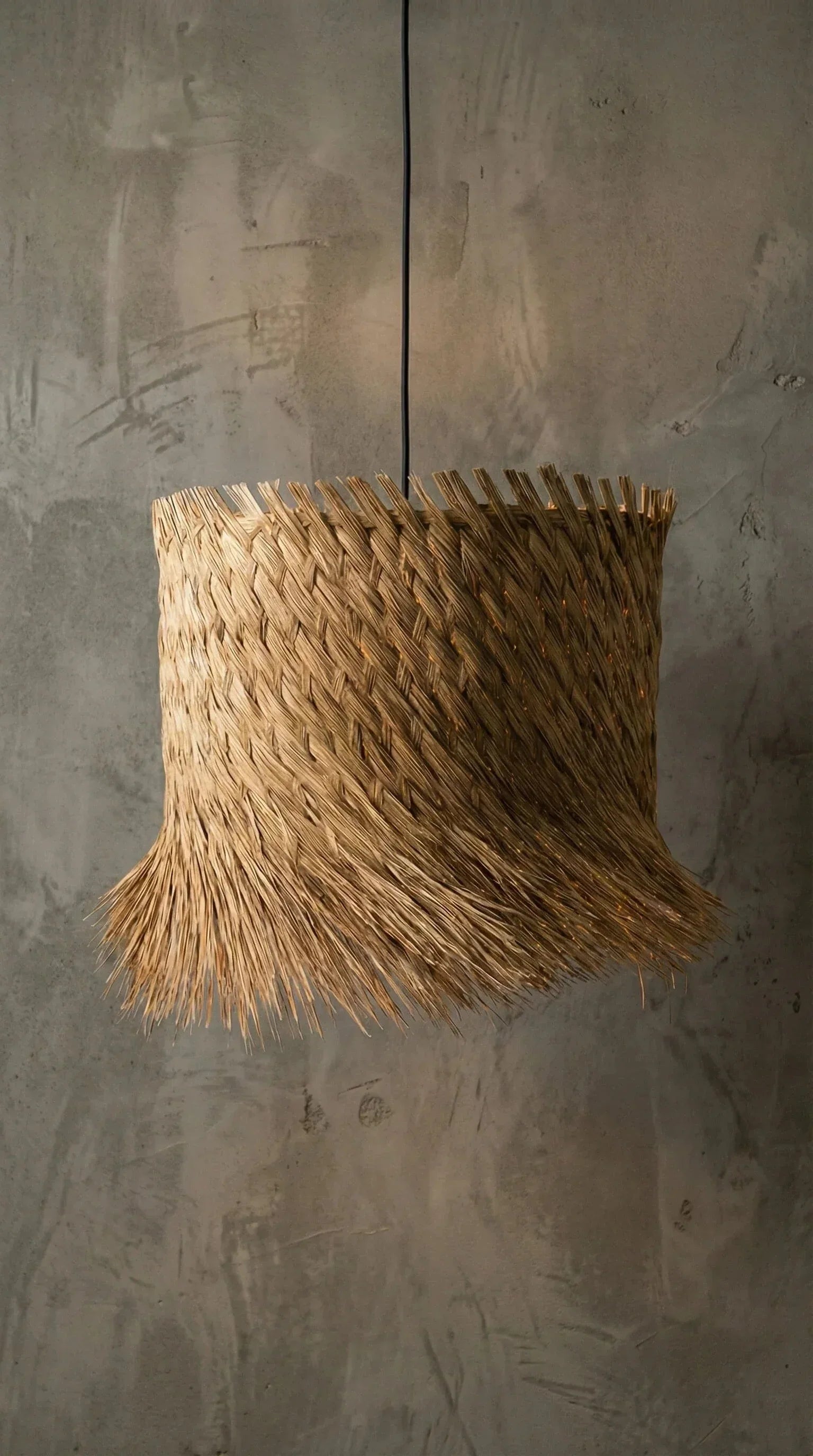 Luminária Pendente Raízes do Vento Palha - Ateliê MMassuci