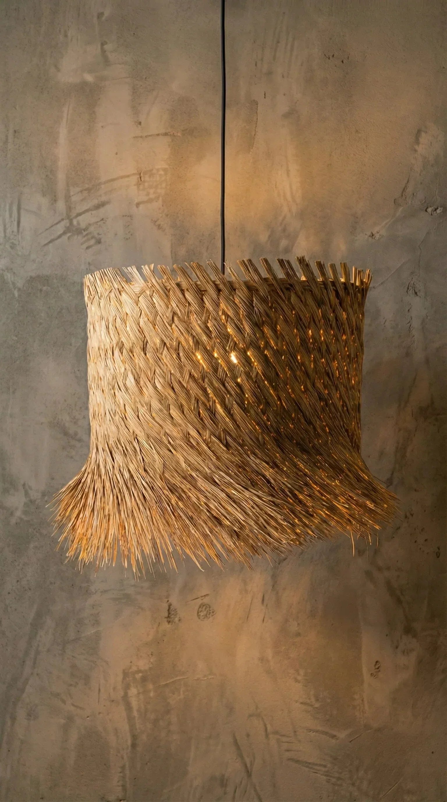 Luminária Pendente Raízes do Vento Palha - Ateliê MMassuci